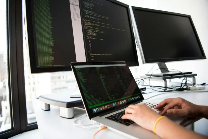 Хто такі розробники, аналітики, DevOps та HR: путівник по IT спеціальностях для новачків - фото №1